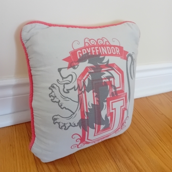 Primark Warner Bros.‎ Harry Potter Gryffindor Crest Lion Square Cushion - Picture 3 of 5